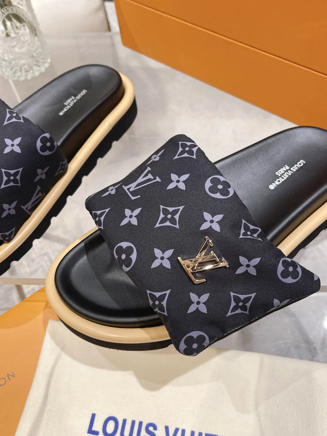 👟👟Ex-factory price 360👟👟 Lvjia brand | ²⁰²5 𝐬𝐬 💛2025 spring and summer latest popular Velcro series...Couple style thick-soled slippers, new rare products at the purchasing level💫 🍒This style is the favorite of celebrities🌟big internet celebrities. A simple and elegant sandal. A good style that you can't take your eyes off at a glance! The thick sole has the effect of increasing the height of the feet. It has the function of elongating the legs immediately. It is exquisite and low-key luxury✔️ No matter it is paired with skirts or trousers, it is super aura🛍 ━━━━━ ЅᏇєєt ━━━━━ ▪️Upper: LV old floral fabric ▪️Outsole: original molded outsole ▪️Shoe size: 35-45